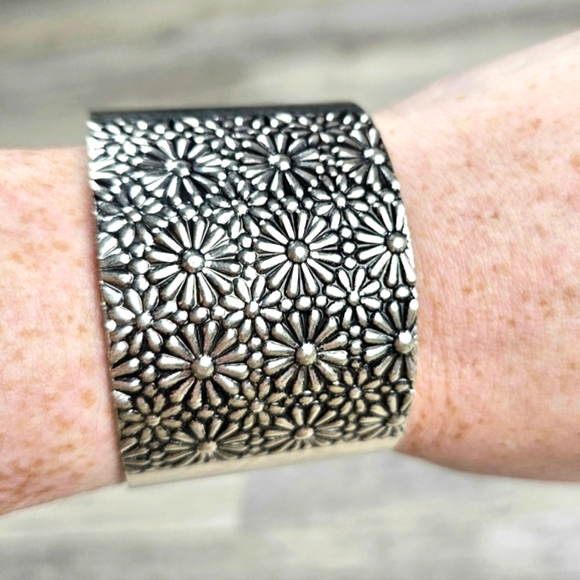 Boho Indie Dasiy Metal Cuff Bracelet - Picture 4 of 7